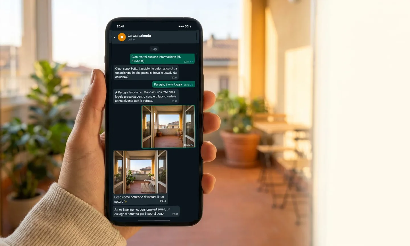 Dal bottone sul sito a WhatsApp: paese, foto della loggia, simulazione con le vetrate e dati.